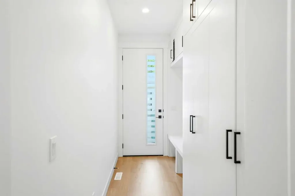 2808 40 Street SW Calgary AB T3E 3J6