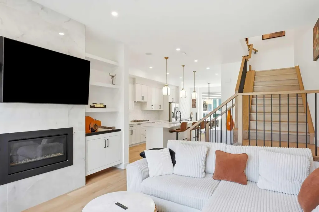 2808 40 Street SW Calgary AB T3E 3J6