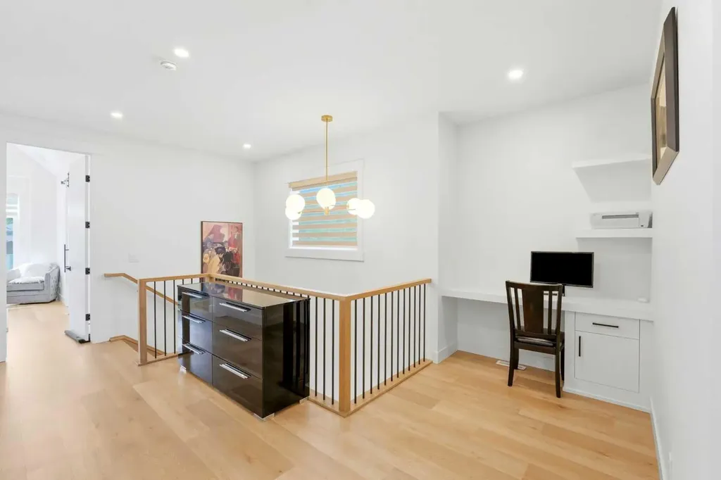 2808 40 Street SW Calgary AB T3E 3J6