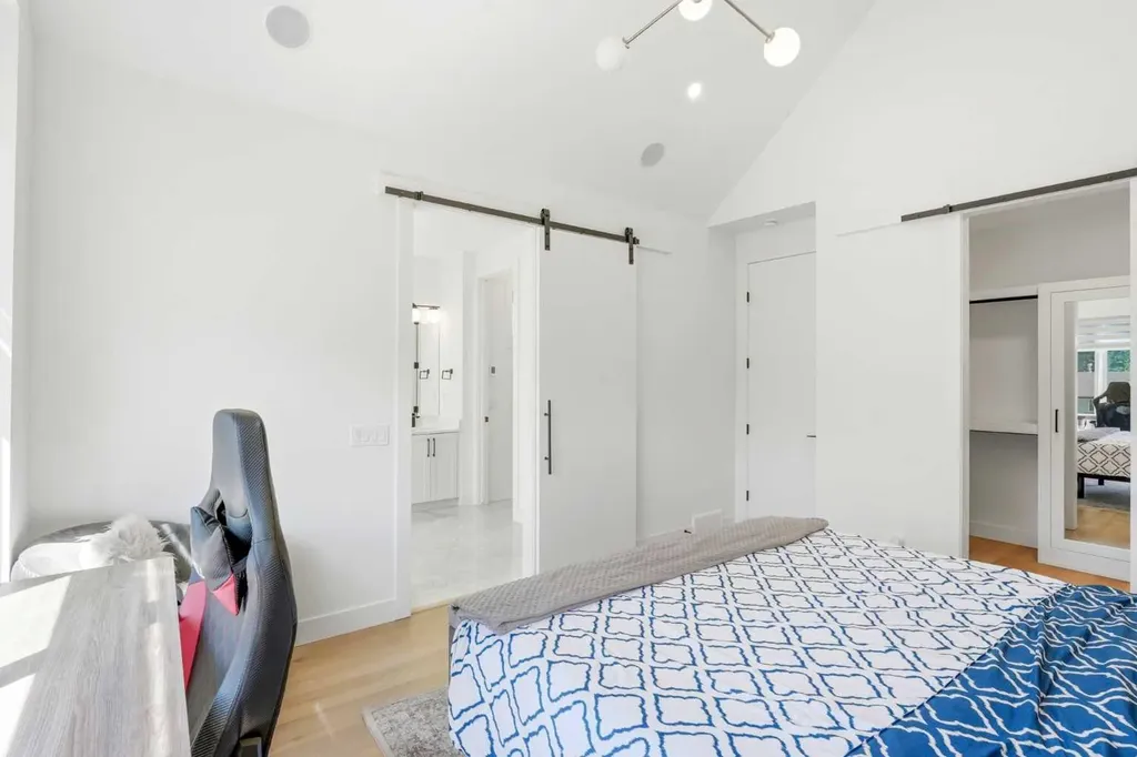 2808 40 Street SW Calgary AB T3E 3J6