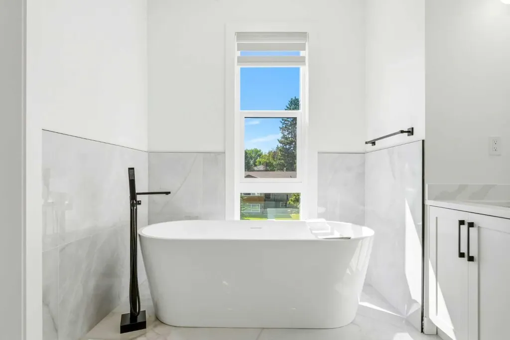 2808 40 Street SW Calgary AB T3E 3J6