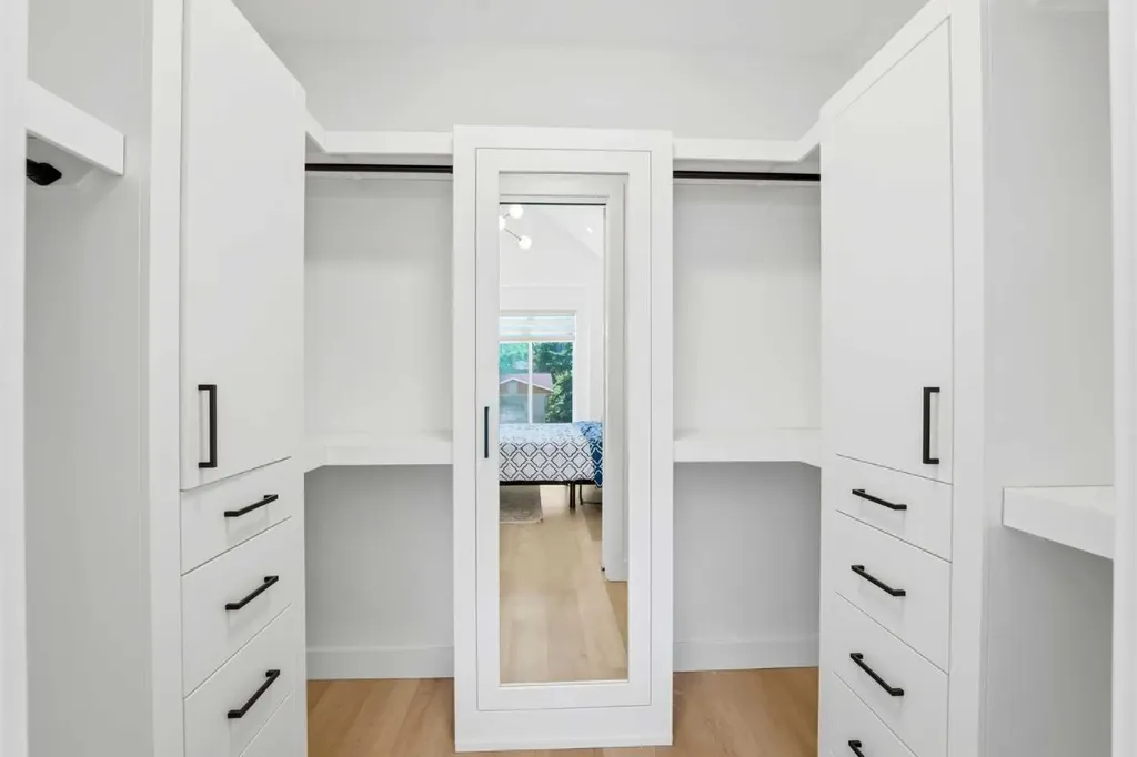 2808 40 Street SW Calgary AB T3E 3J6
