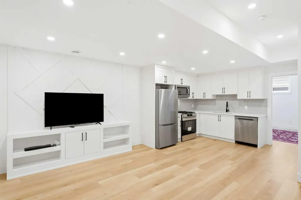 2808 40 Street SW Calgary AB T3E 3J6