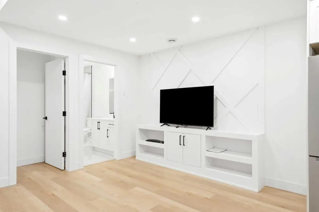 2808 40 Street SW Calgary AB T3E 3J6