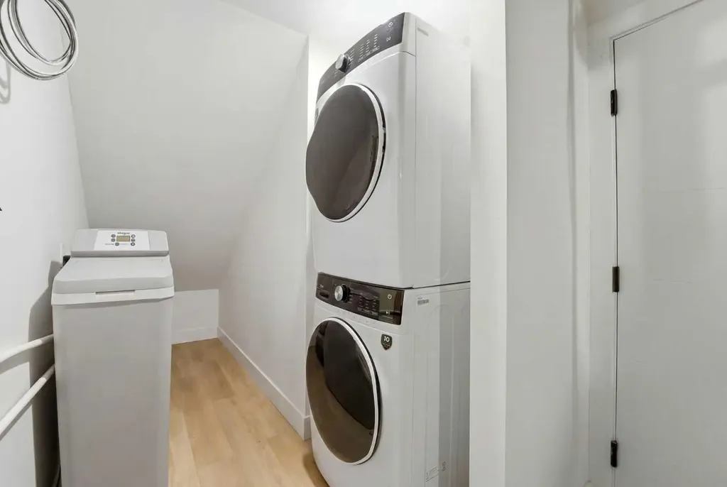 2808 40 Street SW Calgary AB T3E 3J6