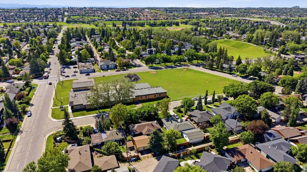 2808 40 Street SW Calgary AB T3E 3J6