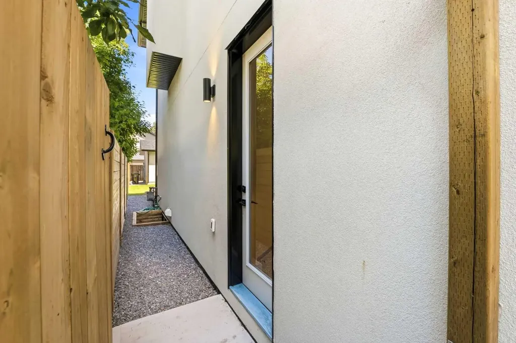 2808 40 Street SW Calgary AB T3E 3J6