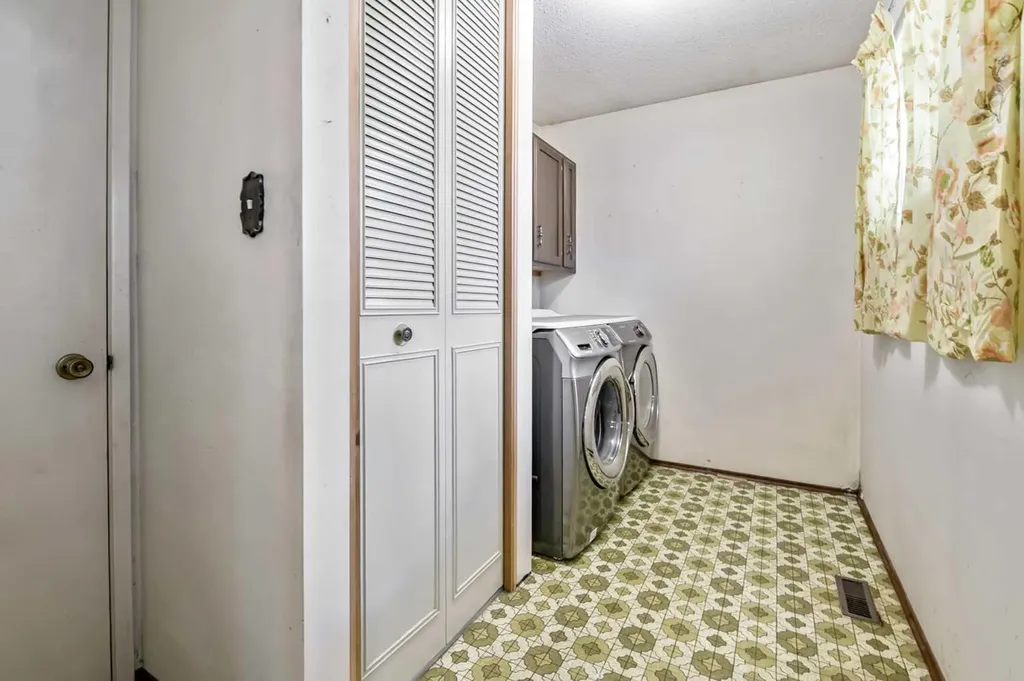 12716 Cannington Way SW Calgary AB T2W 2B8