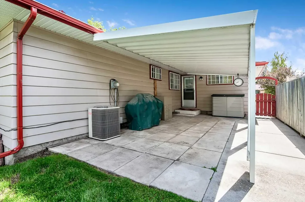 12716 Cannington Way SW Calgary AB T2W 2B8