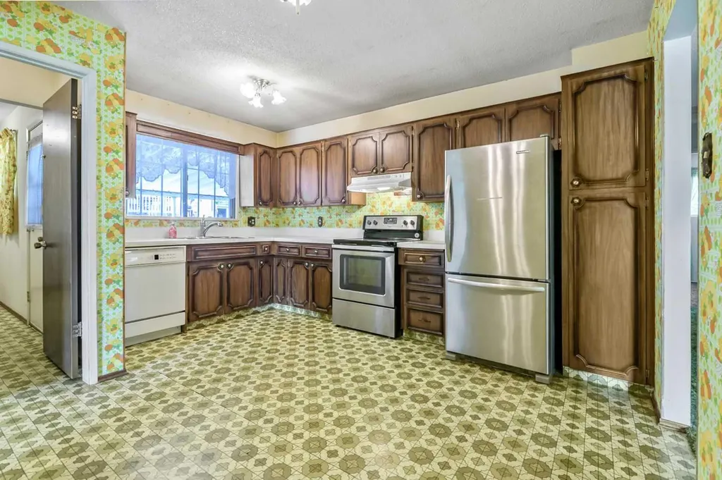 12716 Cannington Way SW Calgary AB T2W 2B8