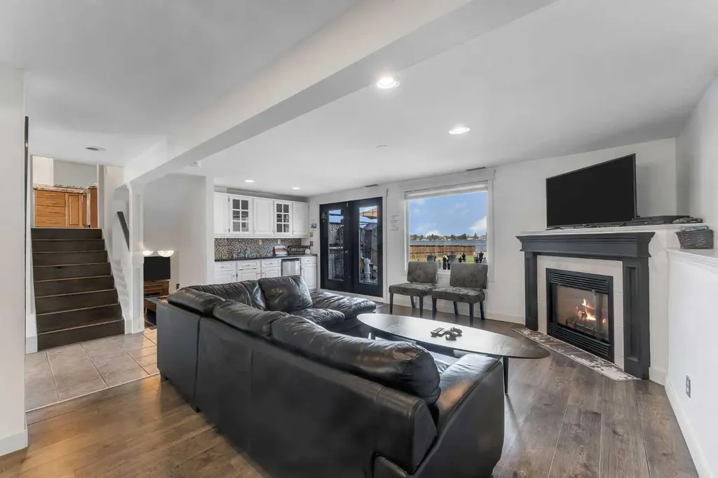 700 West Chestermere Drive Chestermere AB T1X 1B5