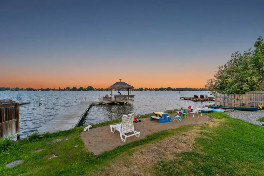700 West Chestermere Drive Chestermere AB T1X 1B5