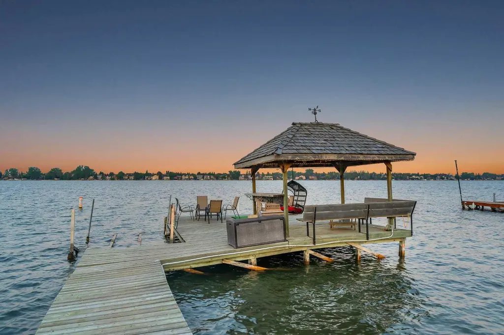 700 West Chestermere Drive Chestermere AB T1X 1B5