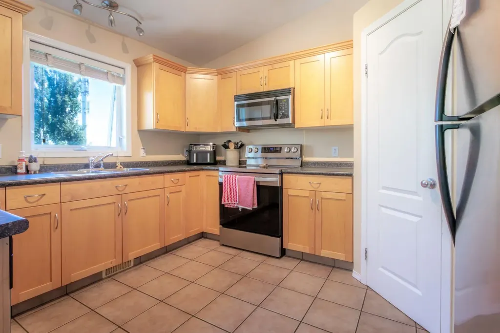 5104 21 Street Close Lloydminster AB T9V 3K7