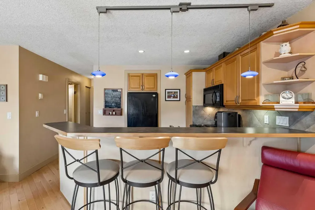 712 4 Street NE Calgary AB T2E 3S8