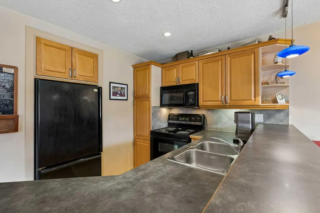 712 4 Street NE Calgary AB T2E 3S8