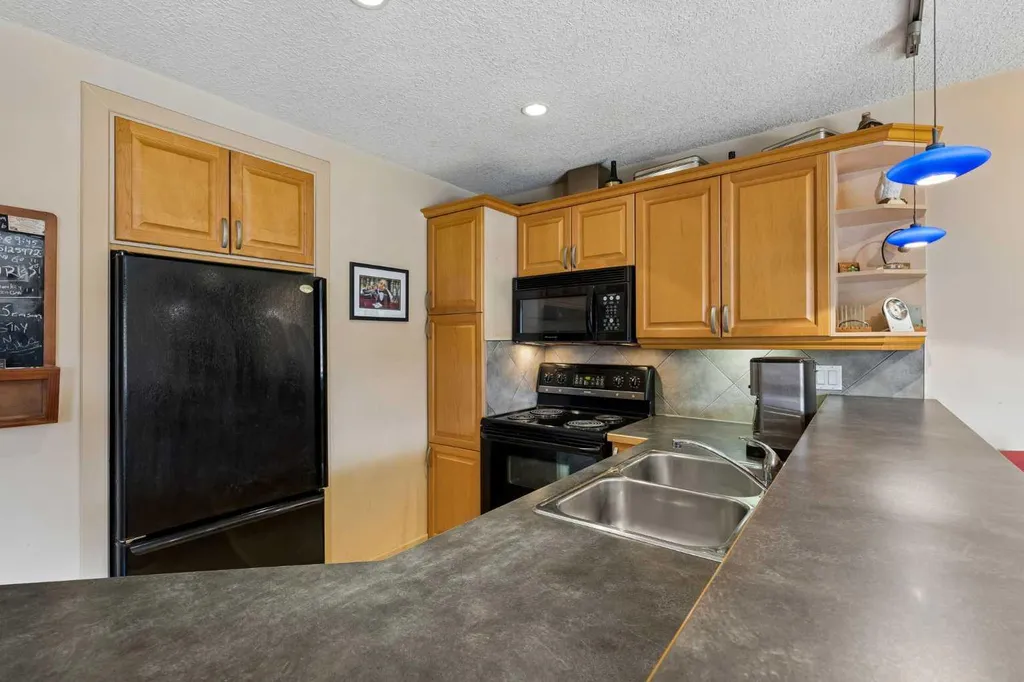 712 4 Street NE Calgary AB T2E 3S8
