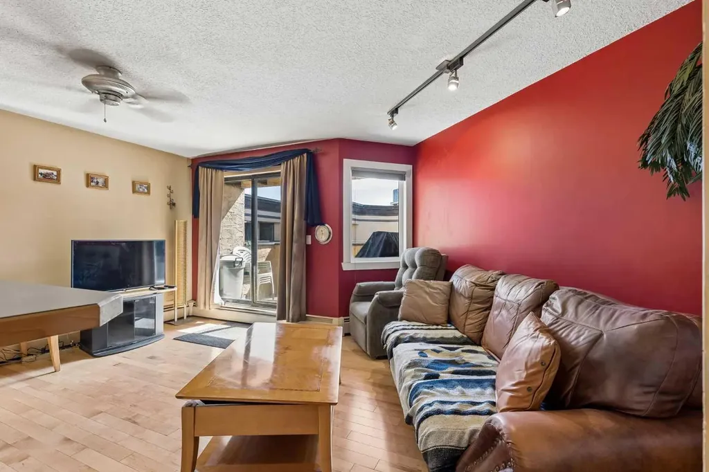 712 4 Street NE Calgary AB T2E 3S8