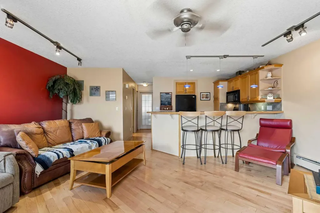 712 4 Street NE Calgary AB T2E 3S8