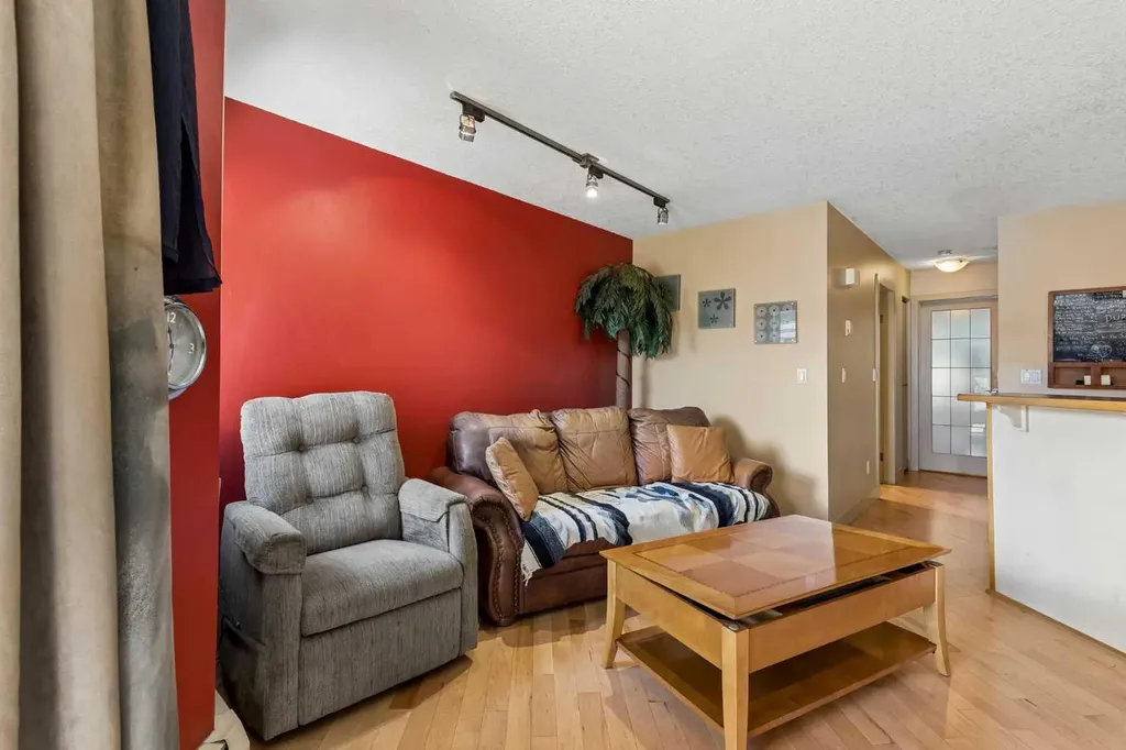 712 4 Street NE Calgary AB T2E 3S8