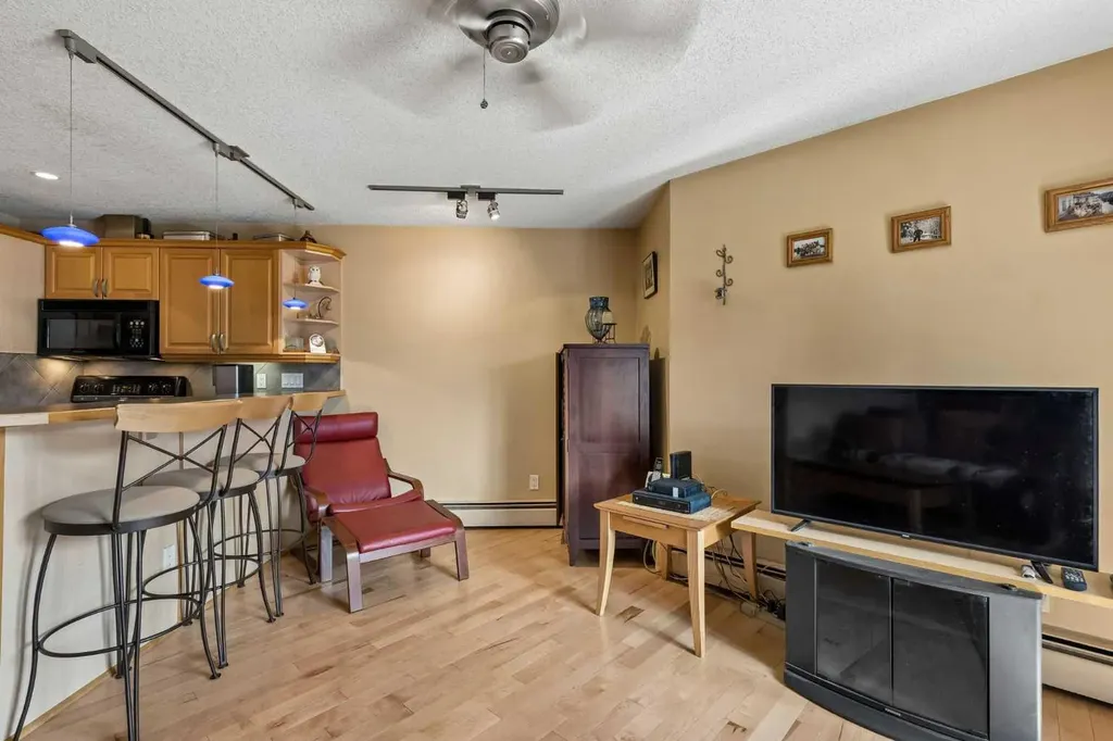 712 4 Street NE Calgary AB T2E 3S8