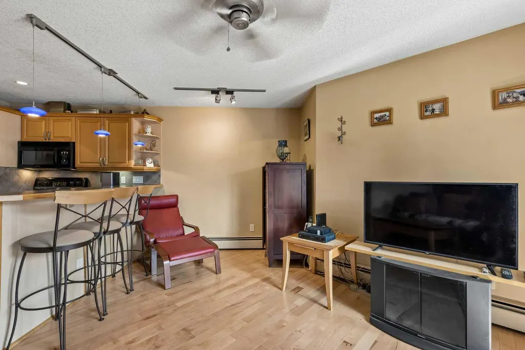 712 4 Street NE Calgary AB T2E 3S8