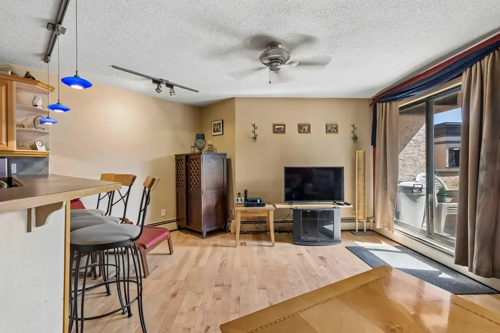 712 4 Street NE Calgary AB T2E 3S8