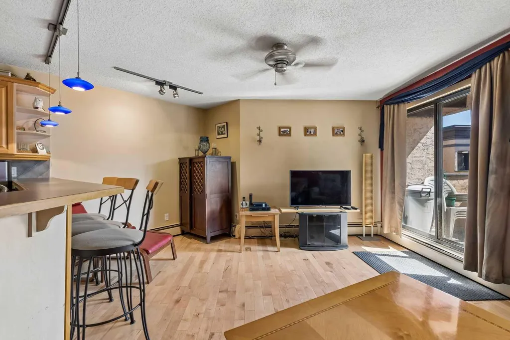 712 4 Street NE Calgary AB T2E 3S8