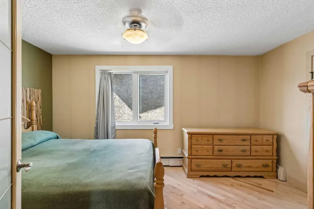 712 4 Street NE Calgary AB T2E 3S8