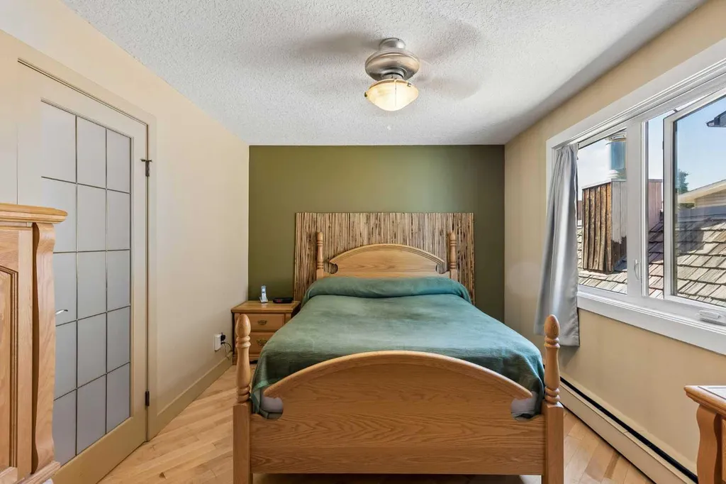 712 4 Street NE Calgary AB T2E 3S8