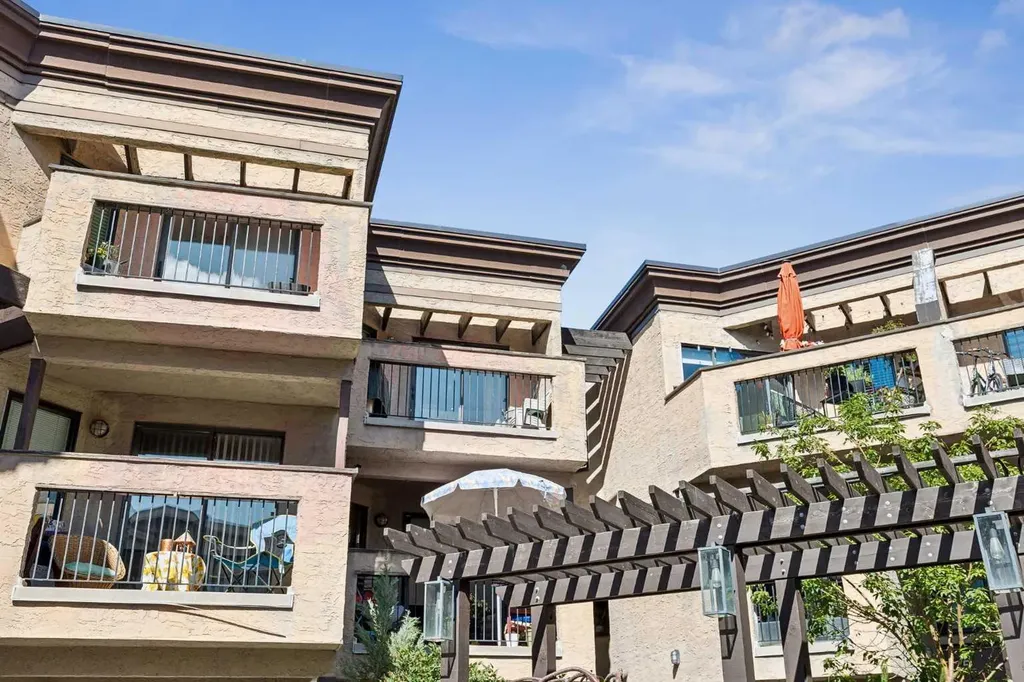 712 4 Street NE Calgary AB T2E 3S8