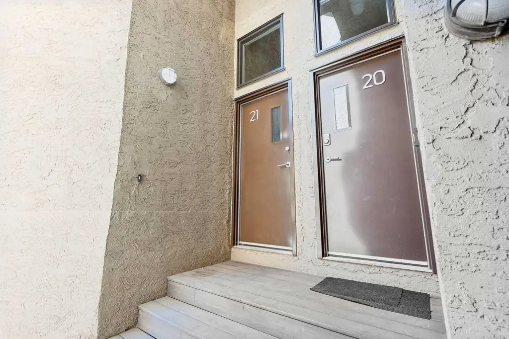 712 4 Street NE Calgary AB T2E 3S8