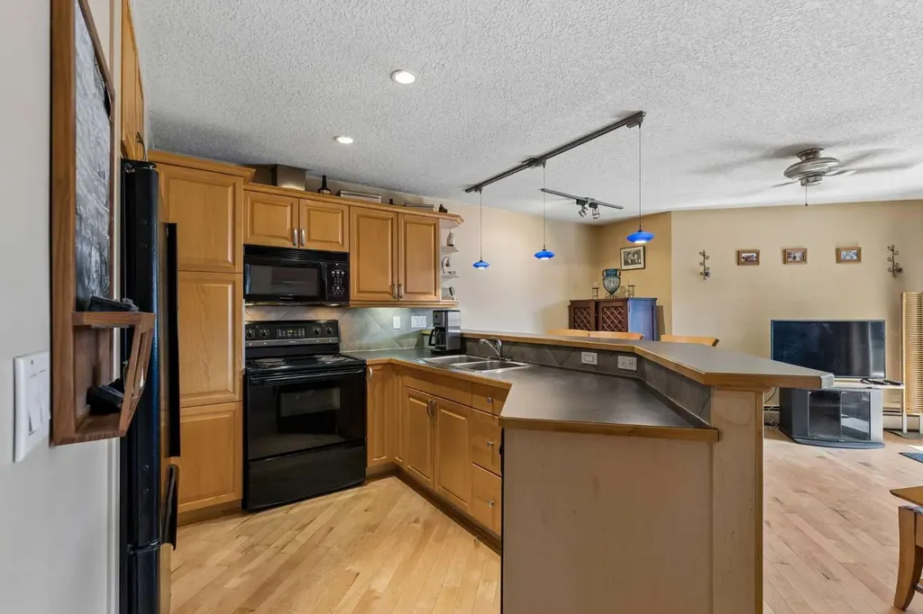 712 4 Street NE Calgary AB T2E 3S8