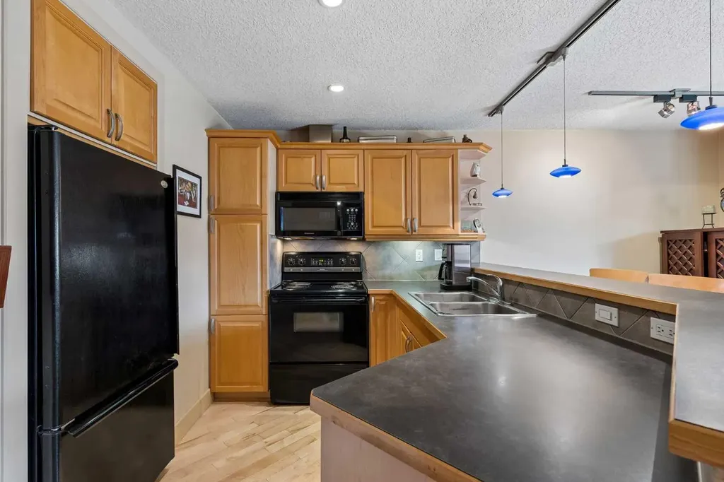 712 4 Street NE Calgary AB T2E 3S8