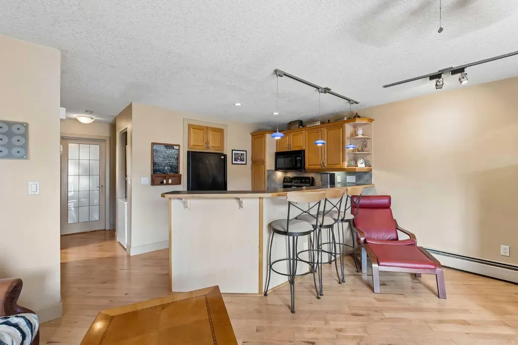 712 4 Street NE Calgary AB T2E 3S8