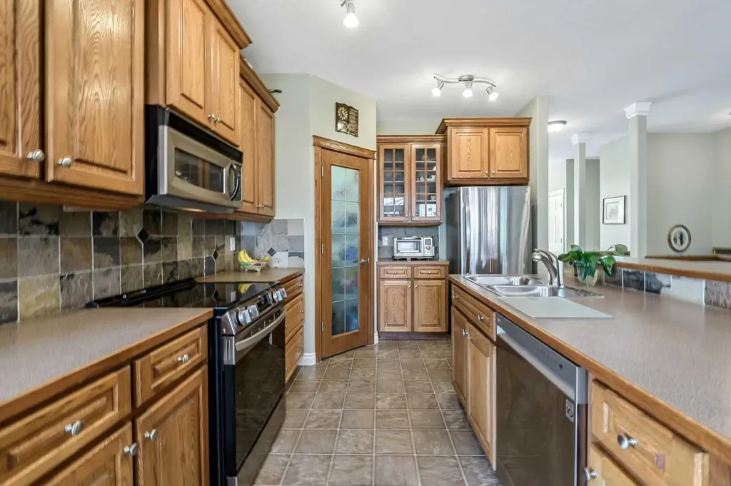 14 Cimarron Park Cove Okotoks AB T1S 2L8