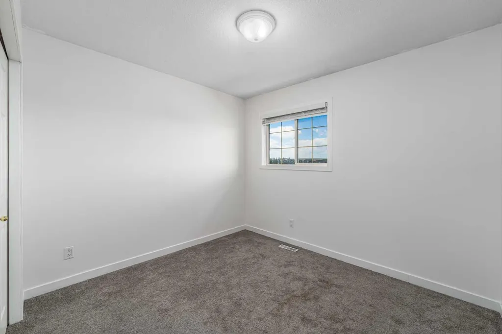 12 Silver Creek Boulevard NW Airdrie AB T4B 2R2
