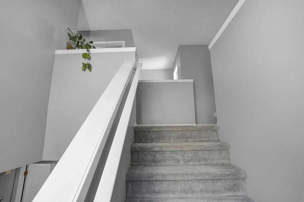 274 Somerside Park SW Calgary AB T2Y 3G5