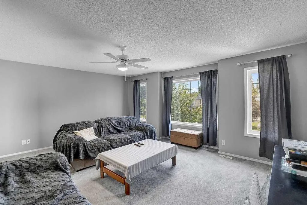 274 Somerside Park SW Calgary AB T2Y 3G5