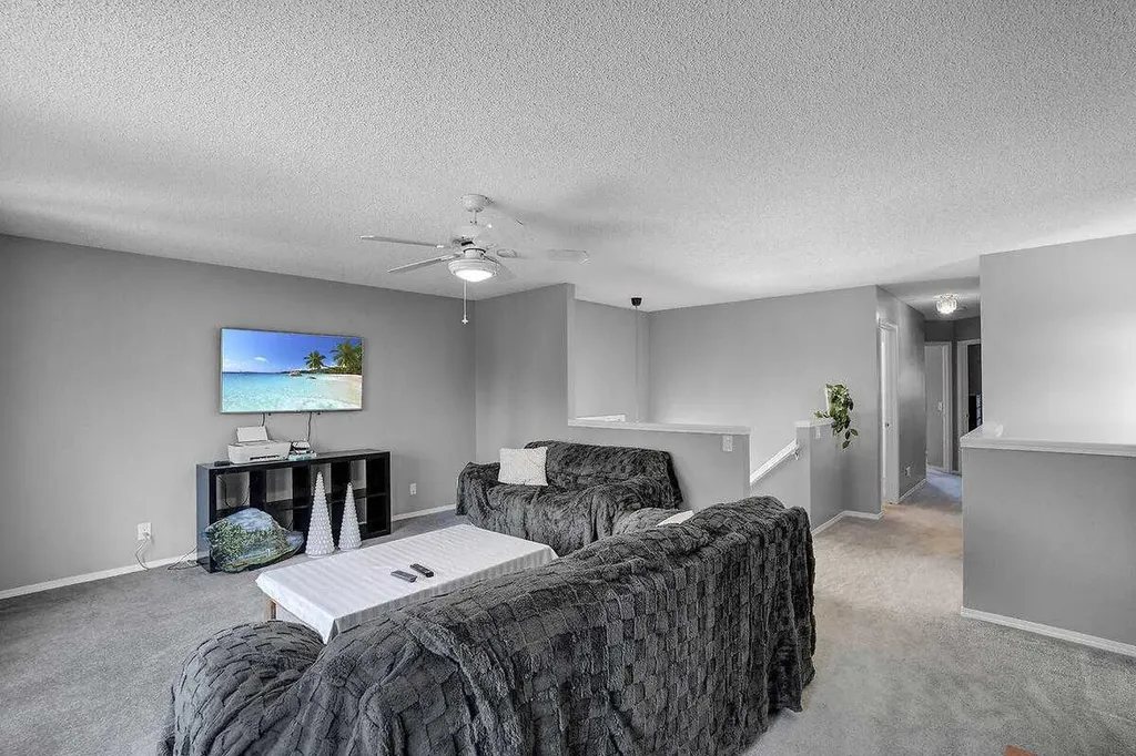 274 Somerside Park SW Calgary AB T2Y 3G5