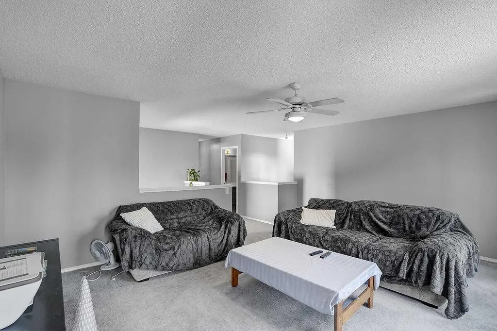 274 Somerside Park SW Calgary AB T2Y 3G5