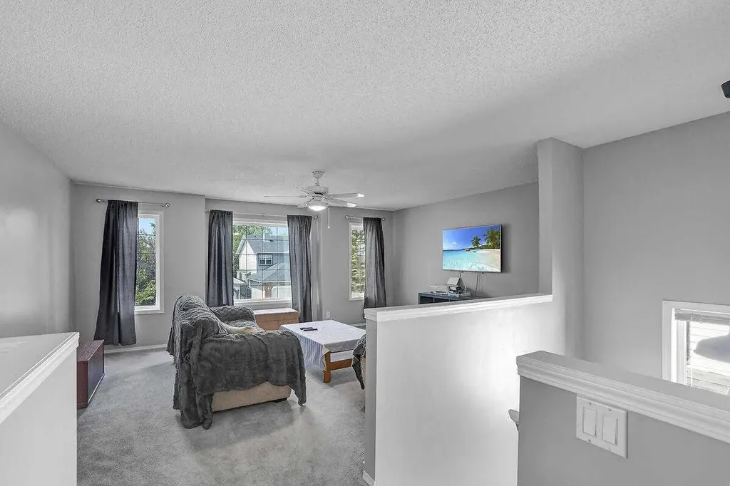 274 Somerside Park SW Calgary AB T2Y 3G5