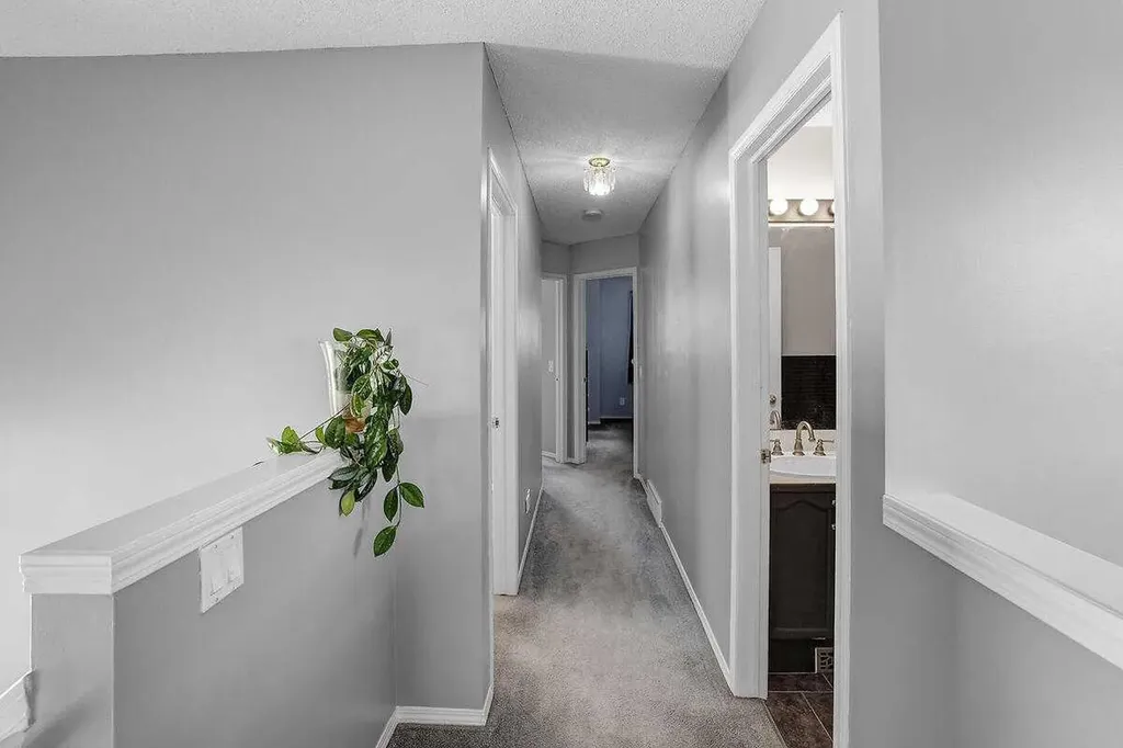 274 Somerside Park SW Calgary AB T2Y 3G5