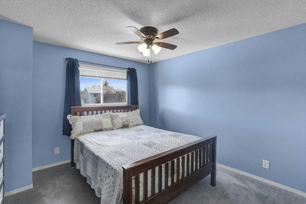 274 Somerside Park SW Calgary AB T2Y 3G5