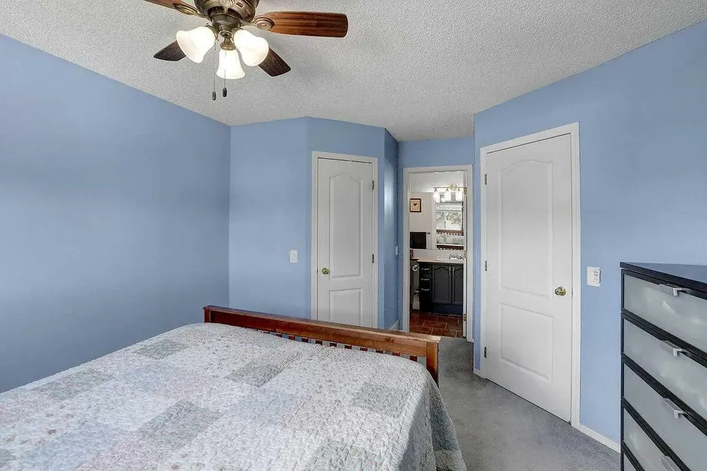 274 Somerside Park SW Calgary AB T2Y 3G5