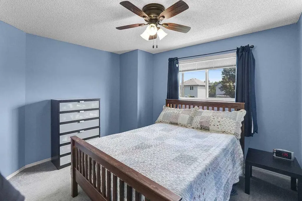 274 Somerside Park SW Calgary AB T2Y 3G5
