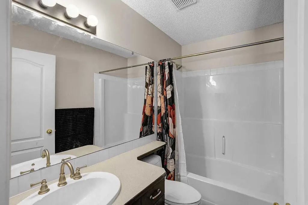 274 Somerside Park SW Calgary AB T2Y 3G5