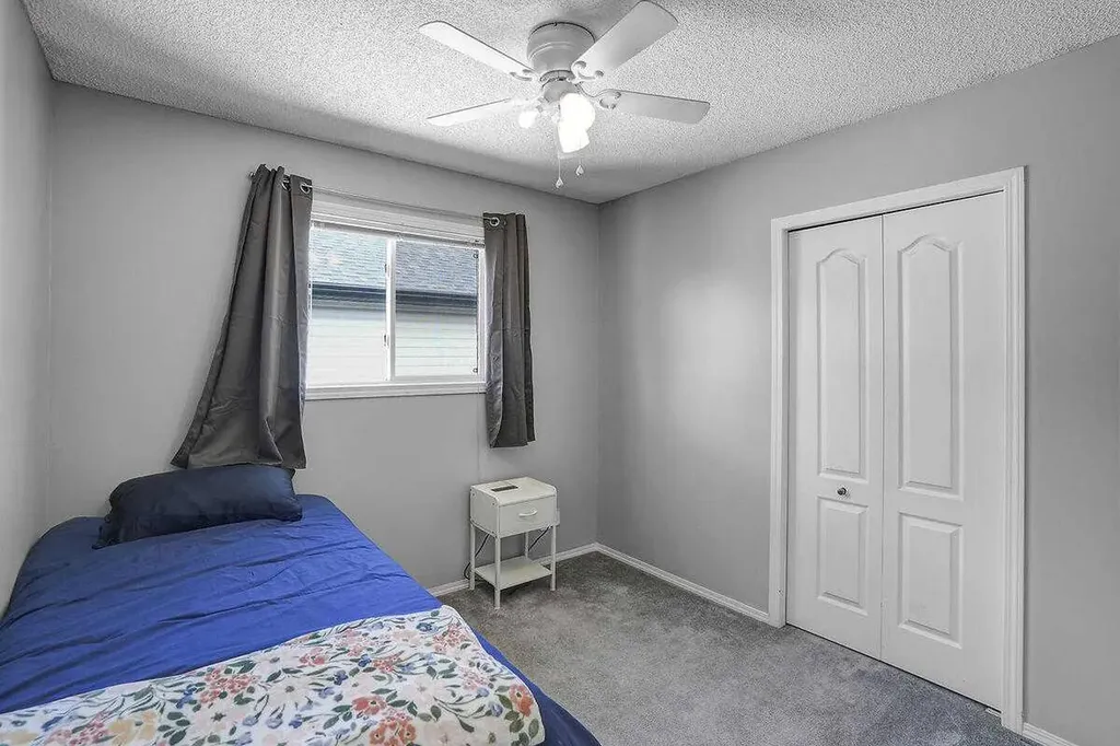 274 Somerside Park SW Calgary AB T2Y 3G5