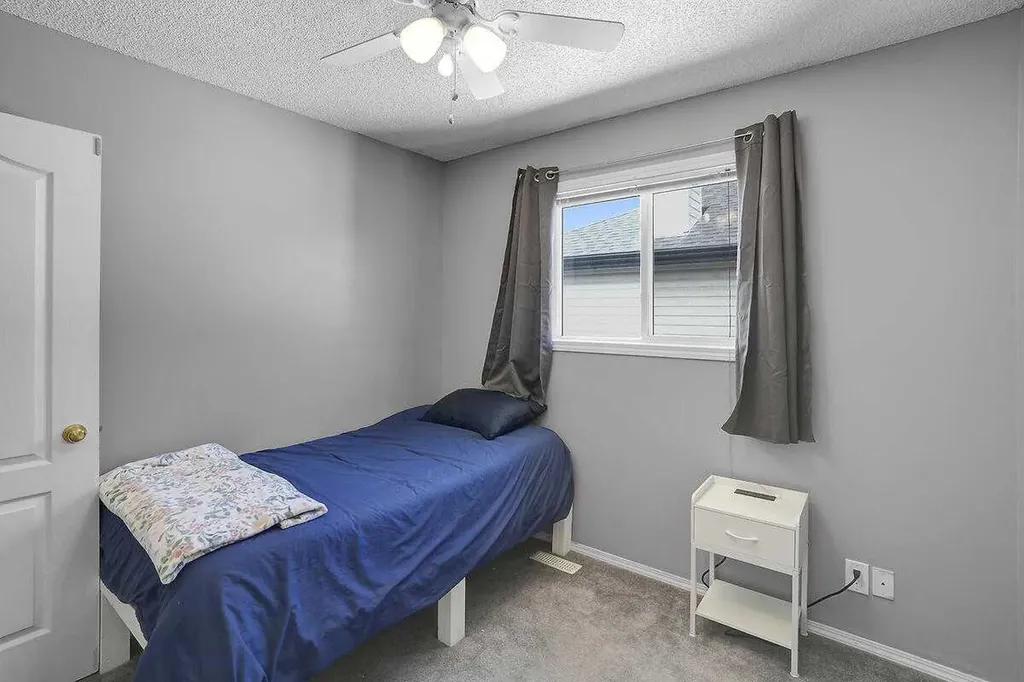 274 Somerside Park SW Calgary AB T2Y 3G5