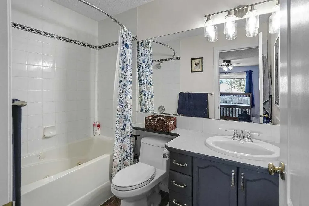 274 Somerside Park SW Calgary AB T2Y 3G5